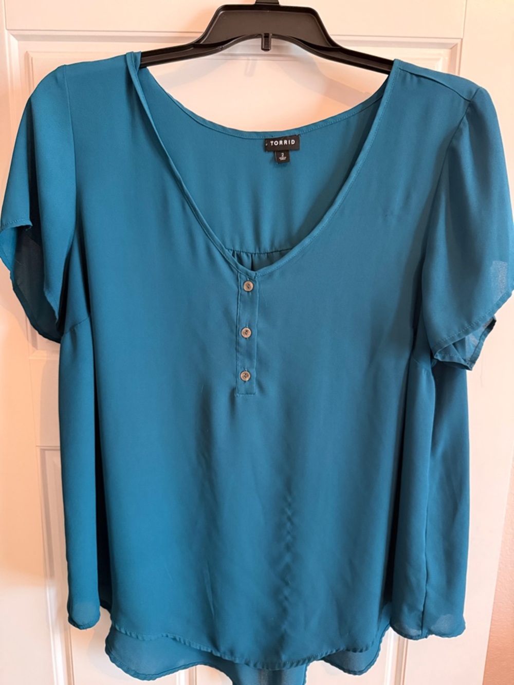 Torrid  Teal Short-Sleeve V-Neck Button Blouse Size 2
